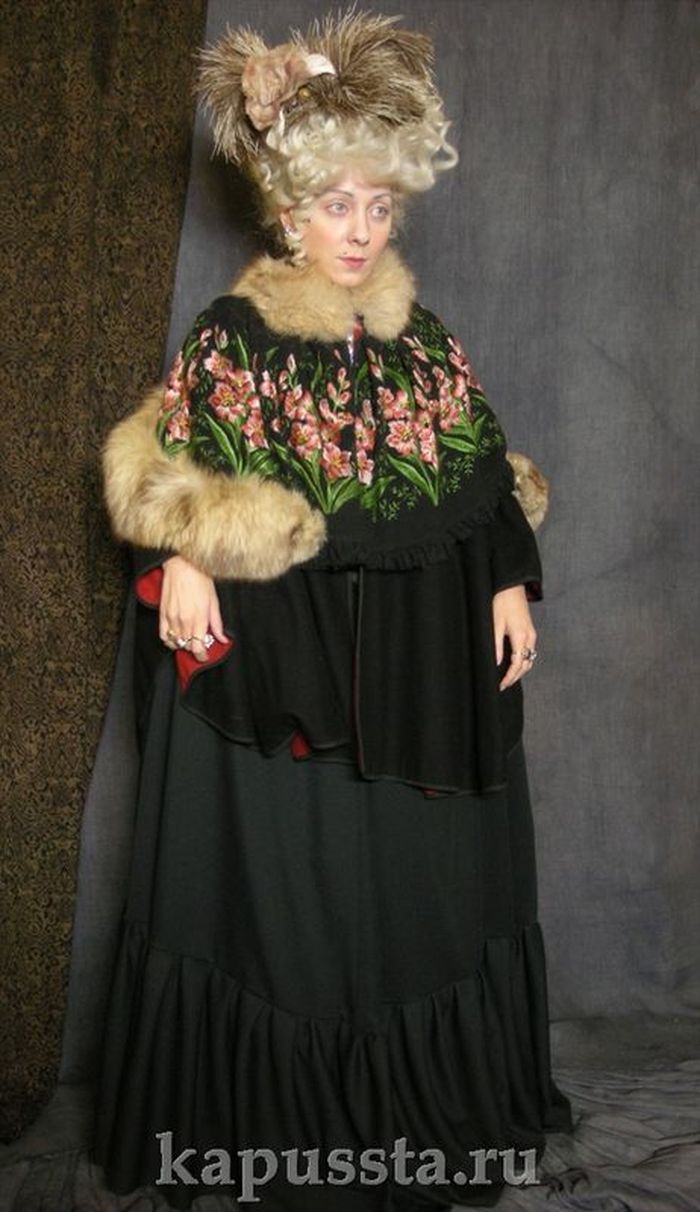 Платье эпохи Рококо в накидке с мехом